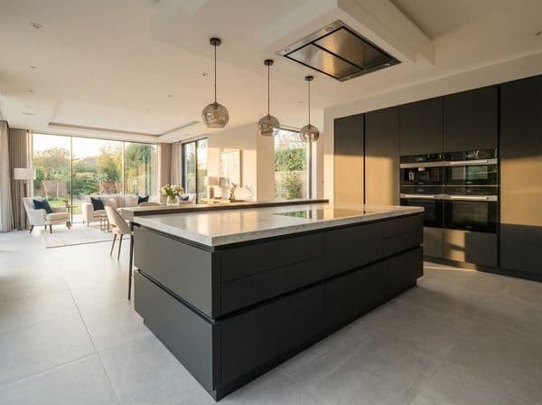 Premium-Küche mit Kochinsel
